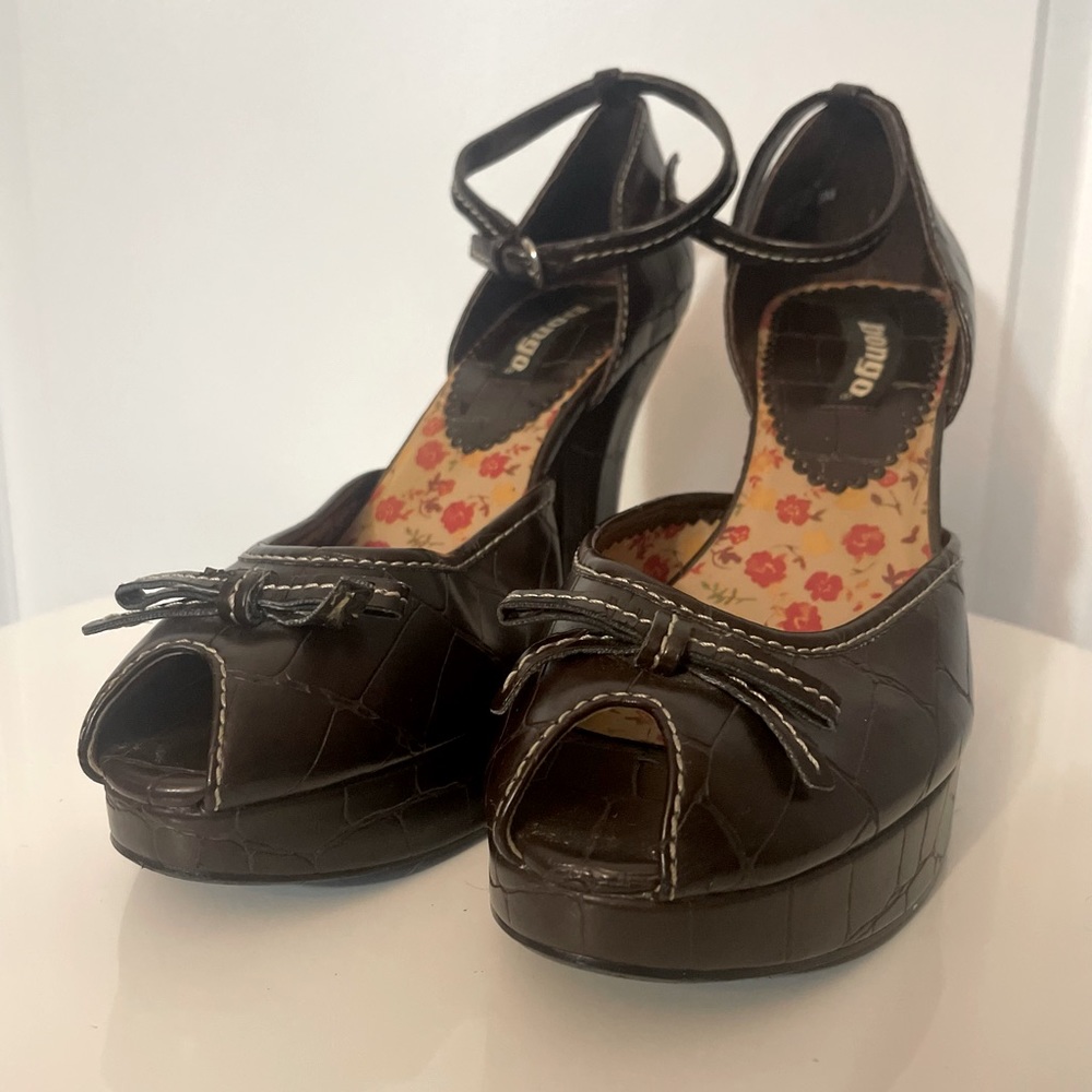 Bongo platform peep toe pumps